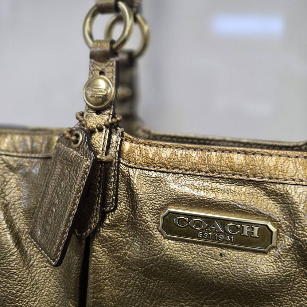 Coach F15253 Shoulder Handbag Color Gold In Patent Genuine Leather Gold Hardware - Picture 15 of 16
